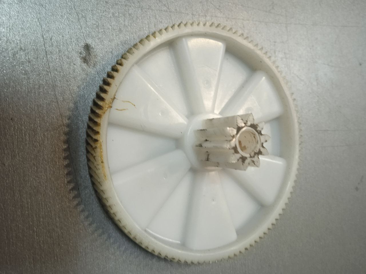 03. Шестерня электромясорубки Kenwood MG450